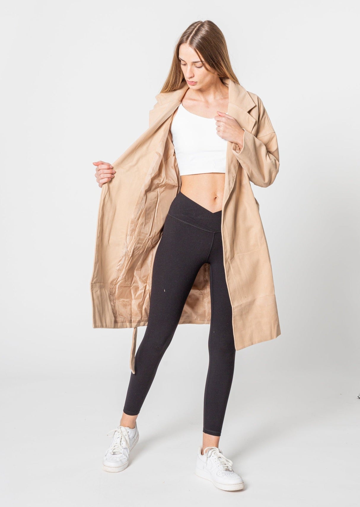 Trenchcoat i Ferskenfarve – Blød, Feminin & Stilfuld