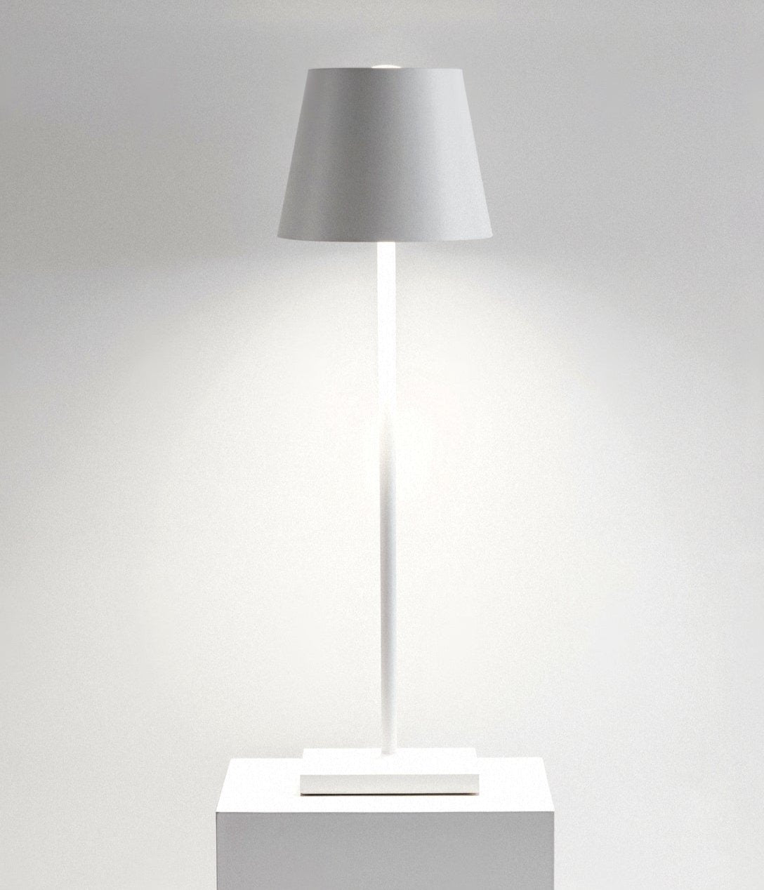 Minimalistisk Høj Bordlampe med Varmt LED Lys