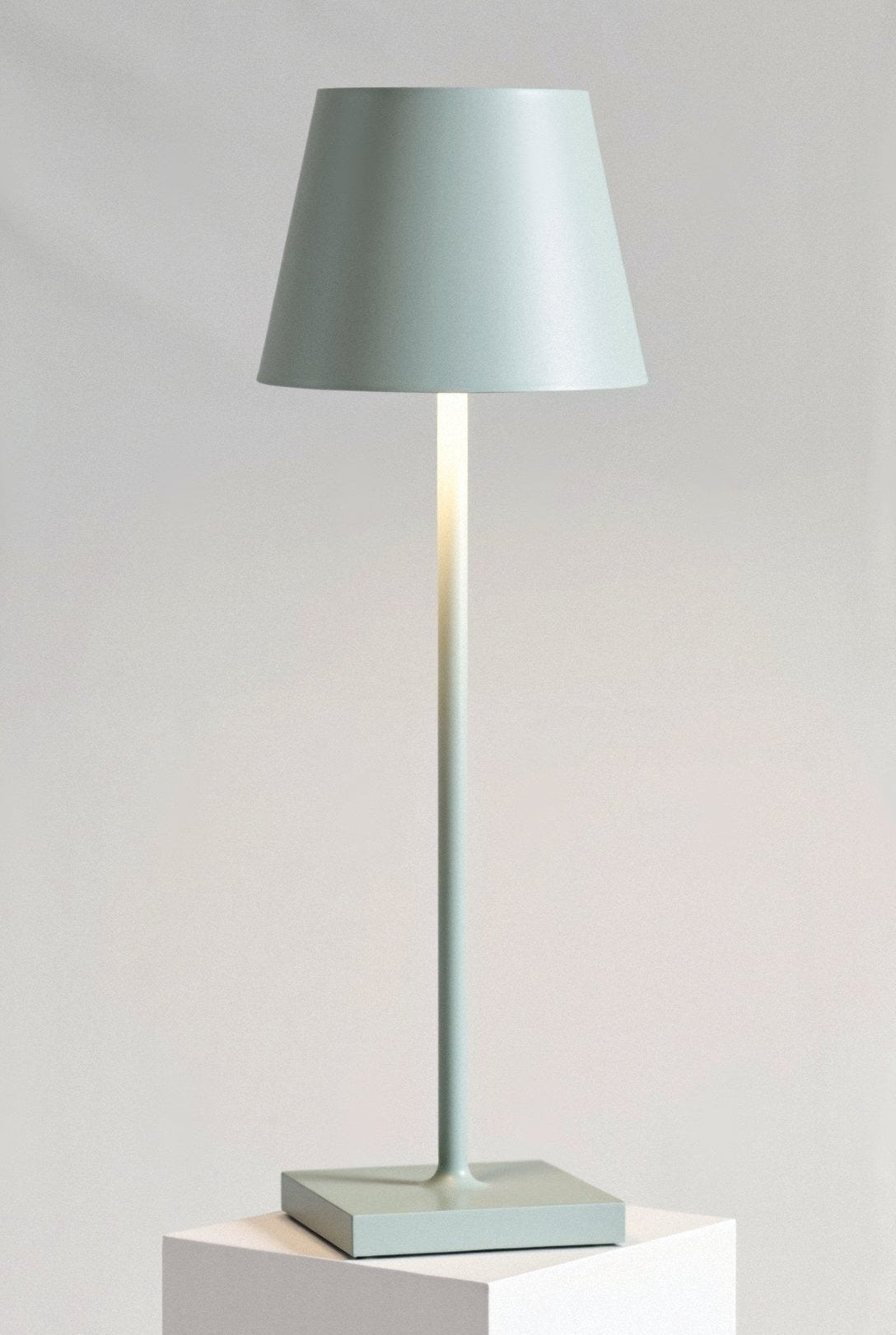 Minimalistisk Høj Bordlampe med Varmt LED Lys