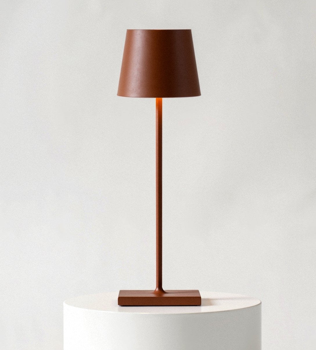 Minimalistisk Høj Bordlampe med Varmt LED Lys