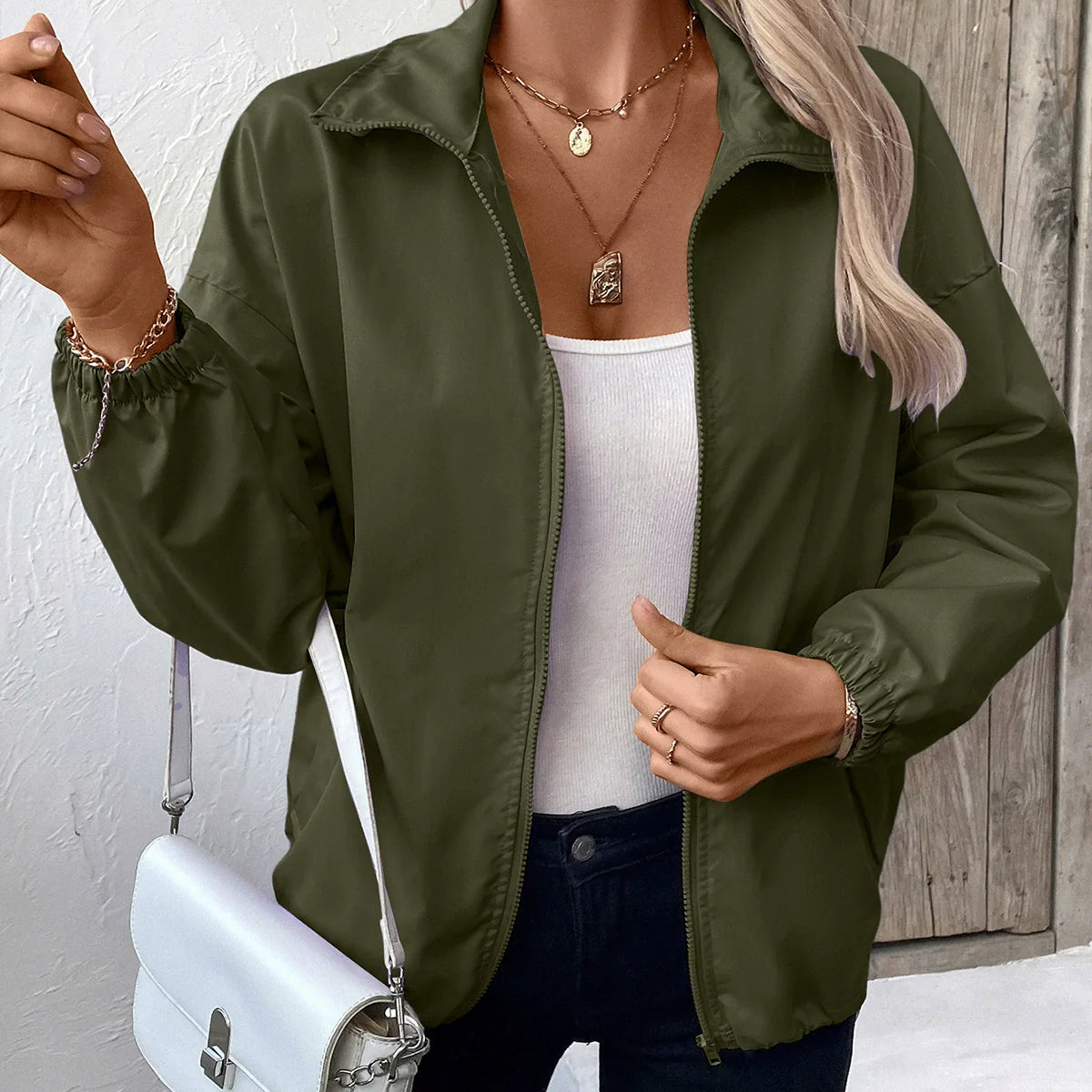 Dame letvægts vandafvisende jakke med lynlås og lommer – hoftelængde