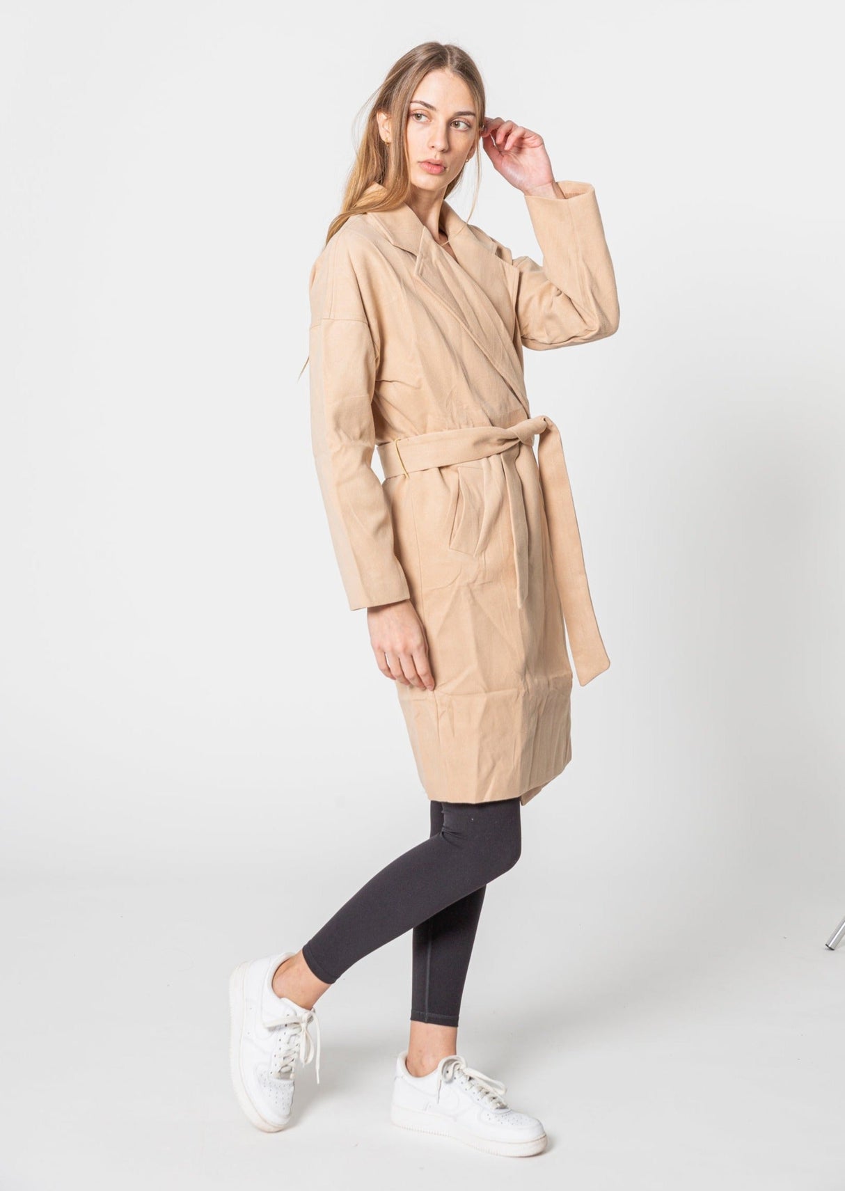 Trenchcoat i Ferskenfarve – Blød, Feminin & Stilfuld