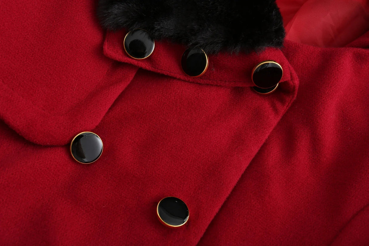 Damefrakke med dobbeltradede knapper og foret krave – klassisk og varm