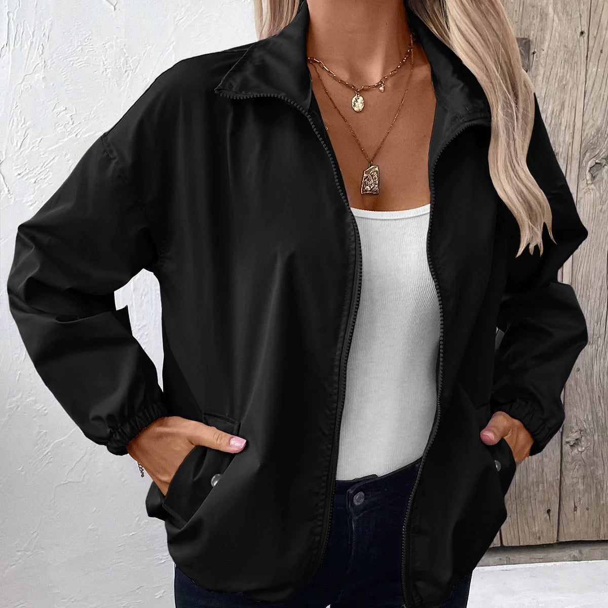 Dame letvægts vandafvisende jakke med lynlås og lommer – hoftelængde