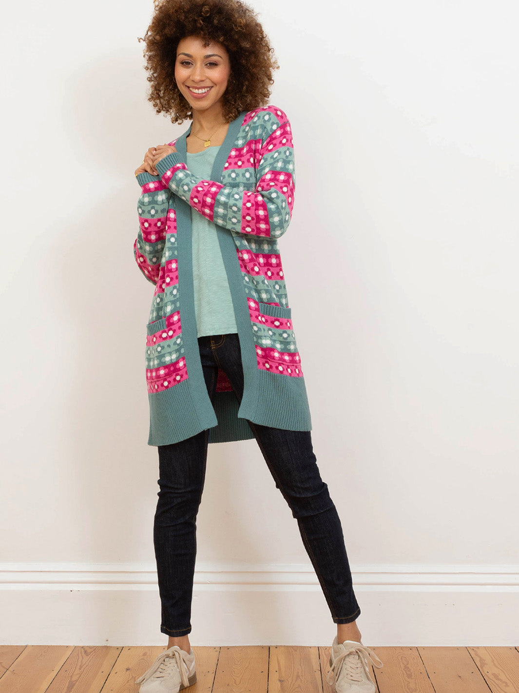 Lang Strikjakke med Blomsterjacquard og Praktiske Lommer