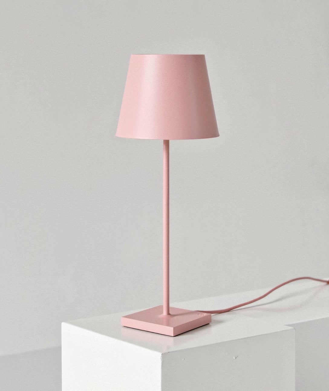 Minimalistisk Høj Bordlampe med Varmt LED Lys