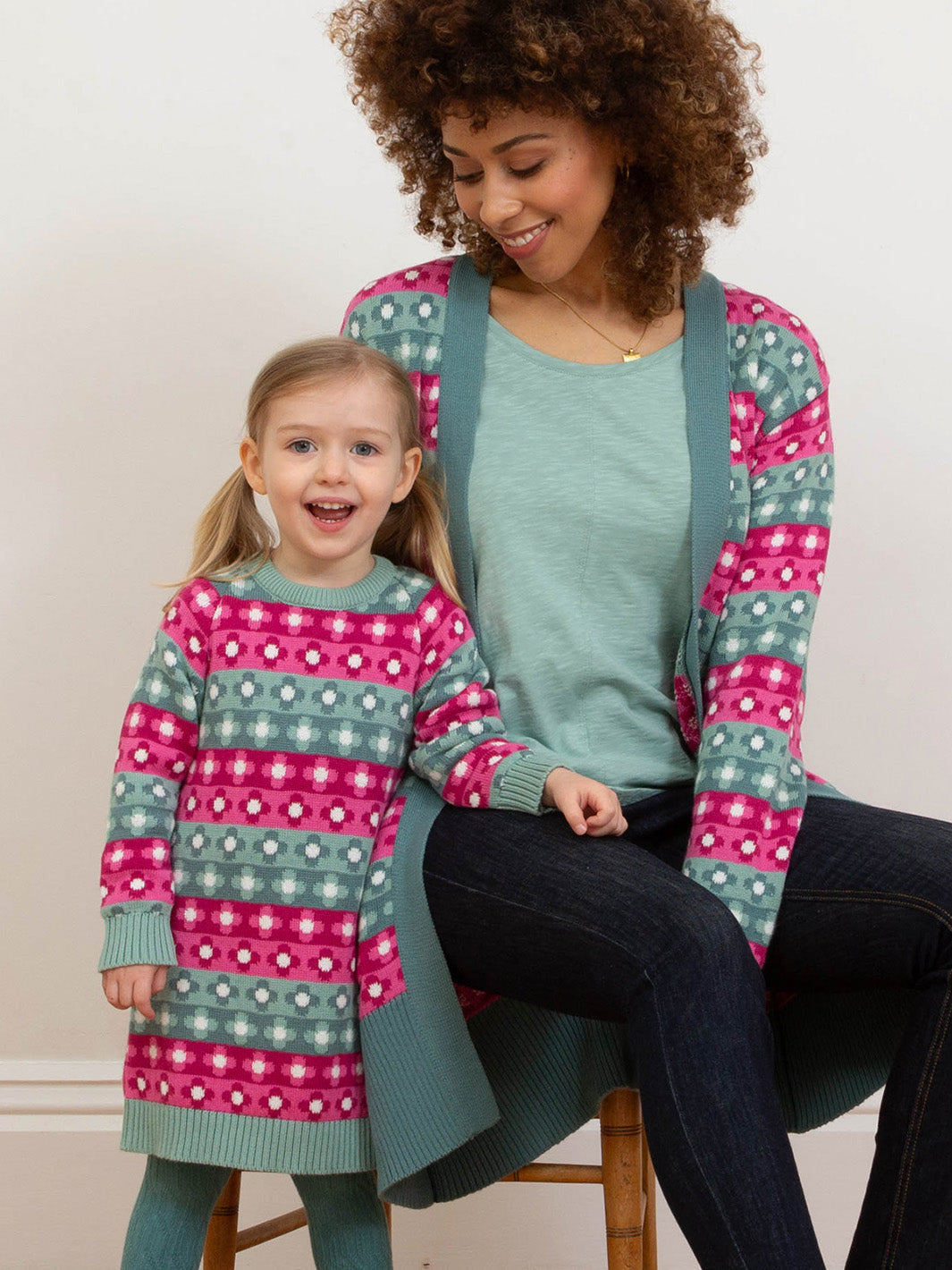 Lang Strikjakke med Blomsterjacquard og Praktiske Lommer