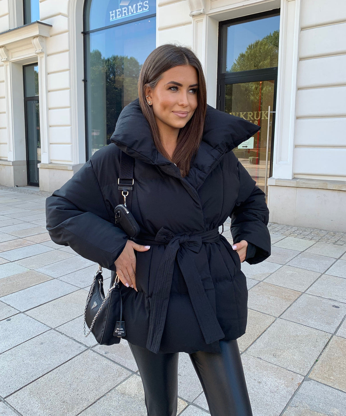 Pikowana damska kurtka z paskiem – Stylowa ciepła kurtka zimowa