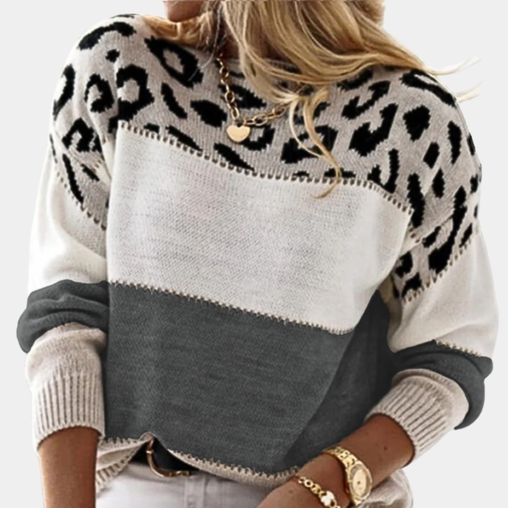 Trendy women's blouse with leopard print and oversized fit