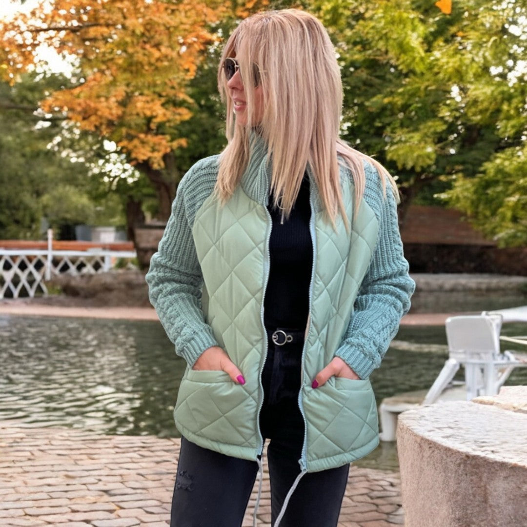 Vatteret Jakke med Strikkede Ærmer og Høj Krave