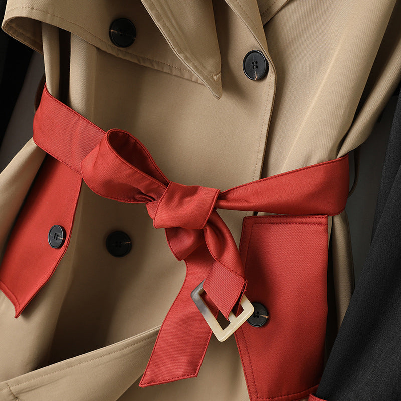 Stilfuld Trenchcoat – Med Taljebånd og Kontrasterende Detaljer