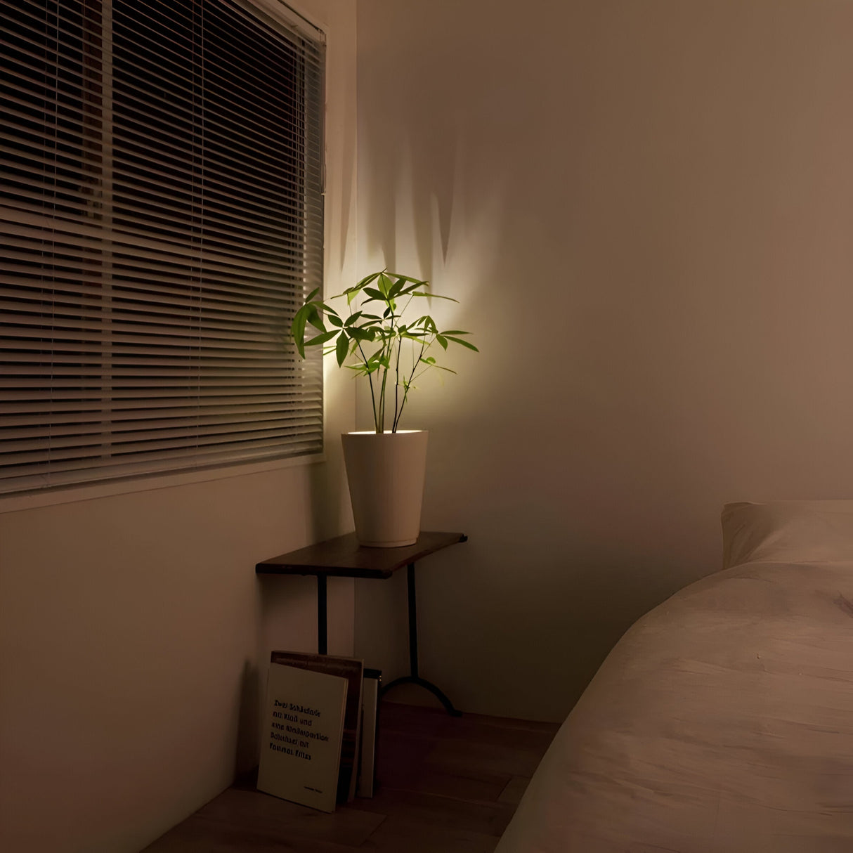 Atmospheric plant lamp – Decorative accent lighting for indoor use