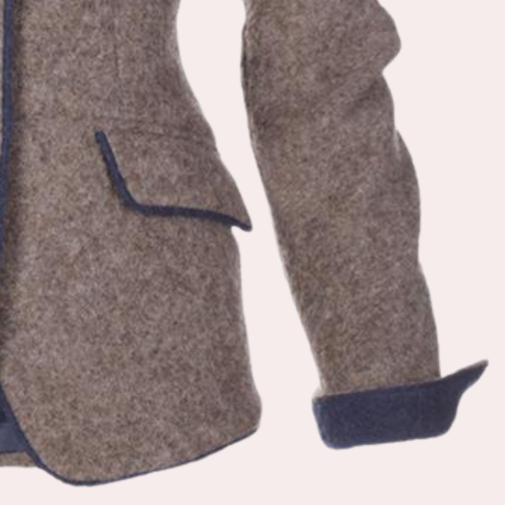 Dopasowana damska marynarka z guzikami i klasycznym krojem