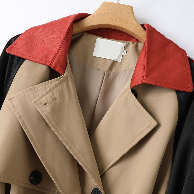 Stilfuld Trenchcoat – Med Taljebånd og Kontrasterende Detaljer