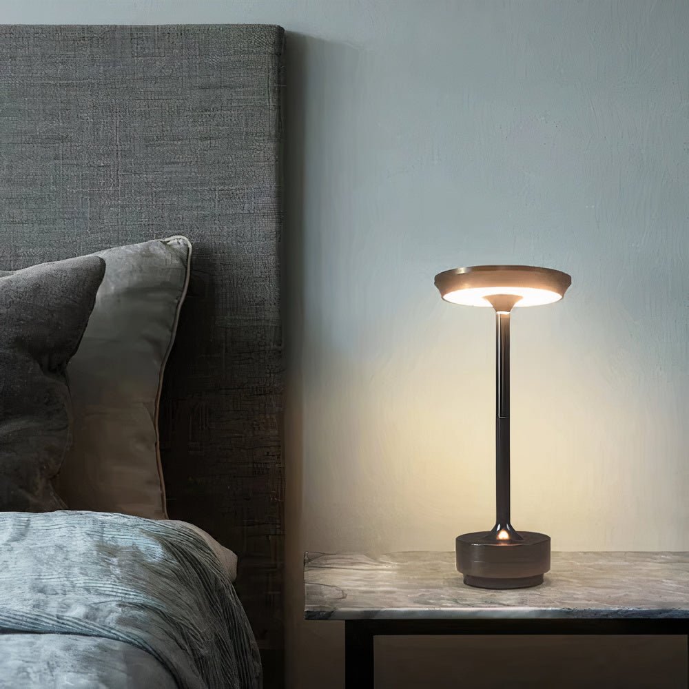 Minimalistisk Bordlampe med Varmt Lys og Elegant Design