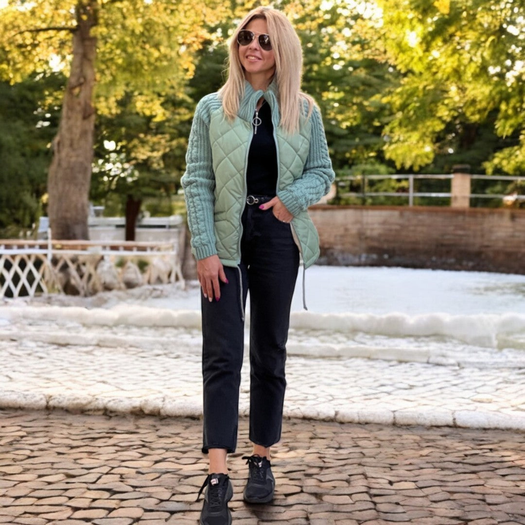 Vatteret Jakke med Strikkede Ærmer og Høj Krave