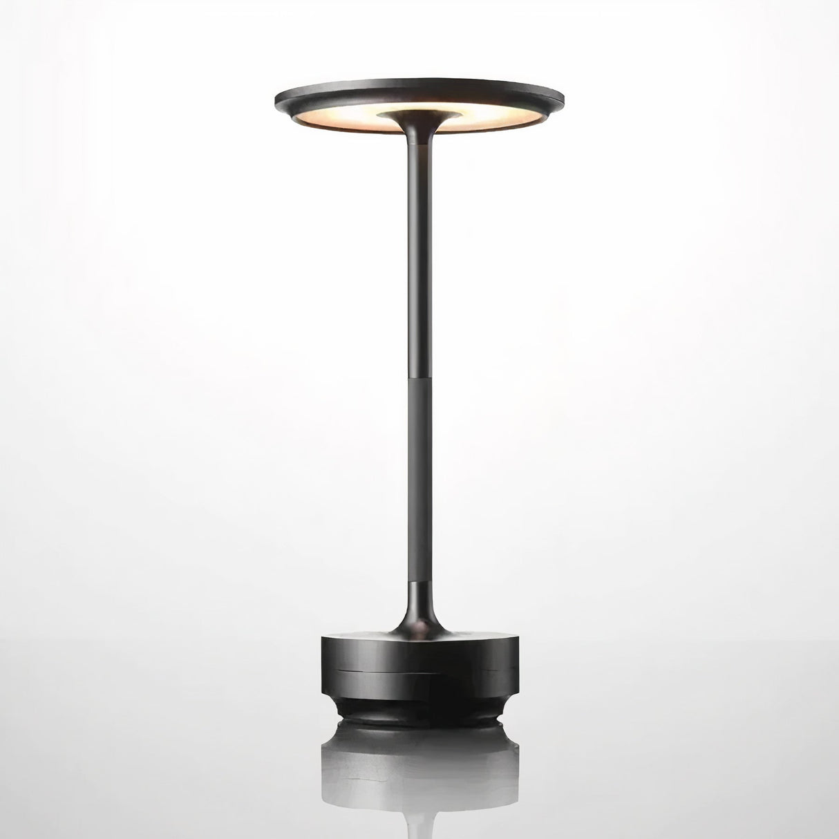 Minimalistisk Bordlampe med Varmt Lys og Elegant Design