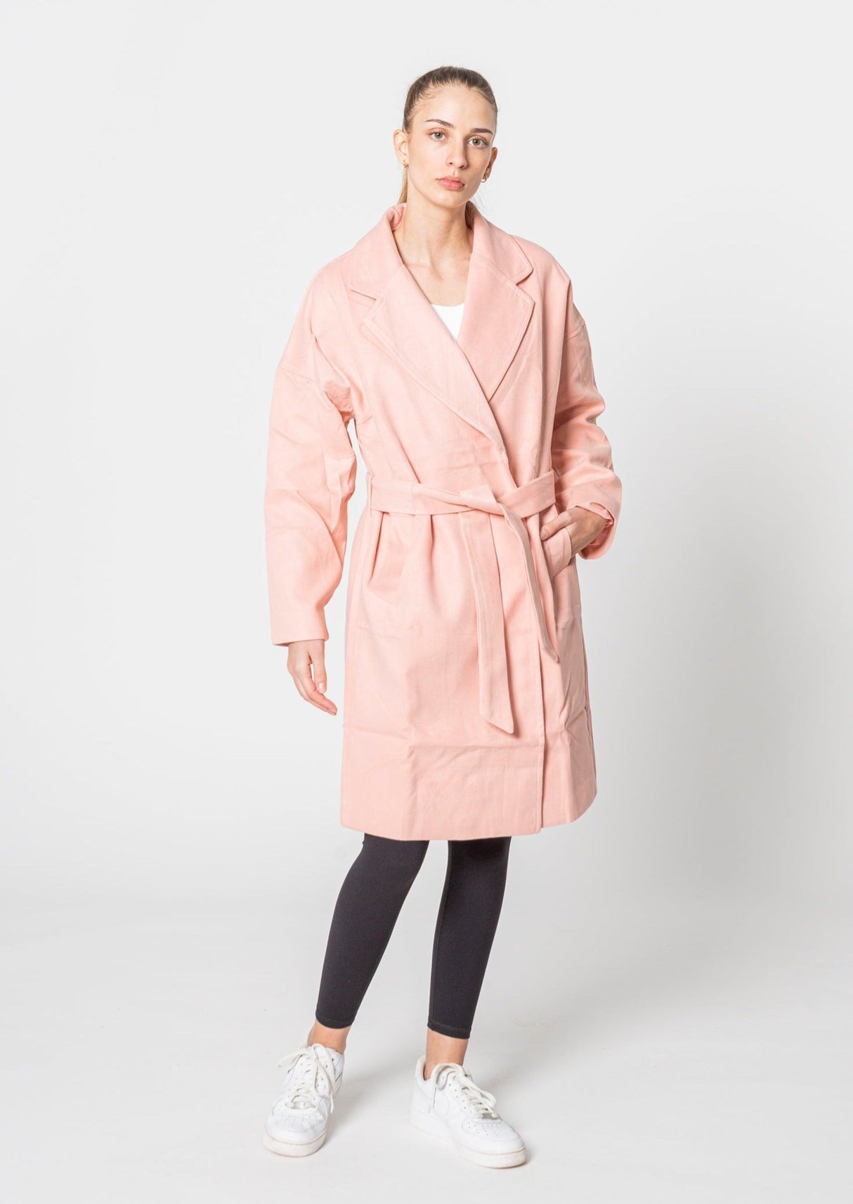 Trenchcoat i Ferskenfarve – Blød, Feminin & Stilfuld