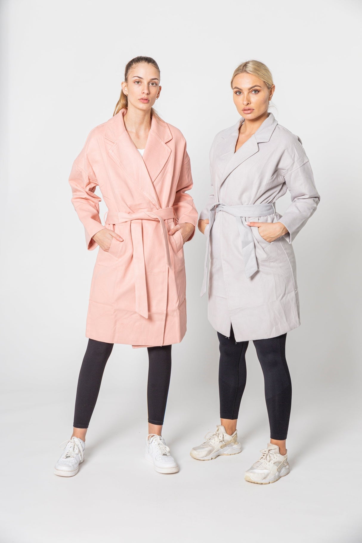 Trenchcoat i Ferskenfarve – Blød, Feminin & Stilfuld