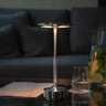 Minimalistisk Bordlampe med Varmt Lys og Elegant Design