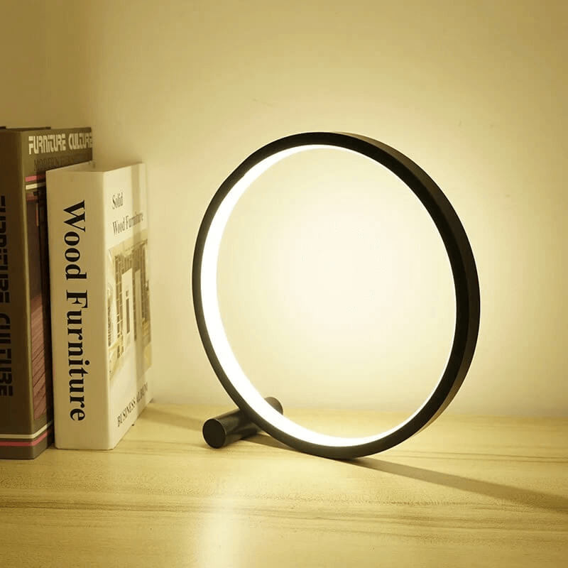 Moderne bordlampe med touch-funktionalitet og energieffektivitet
