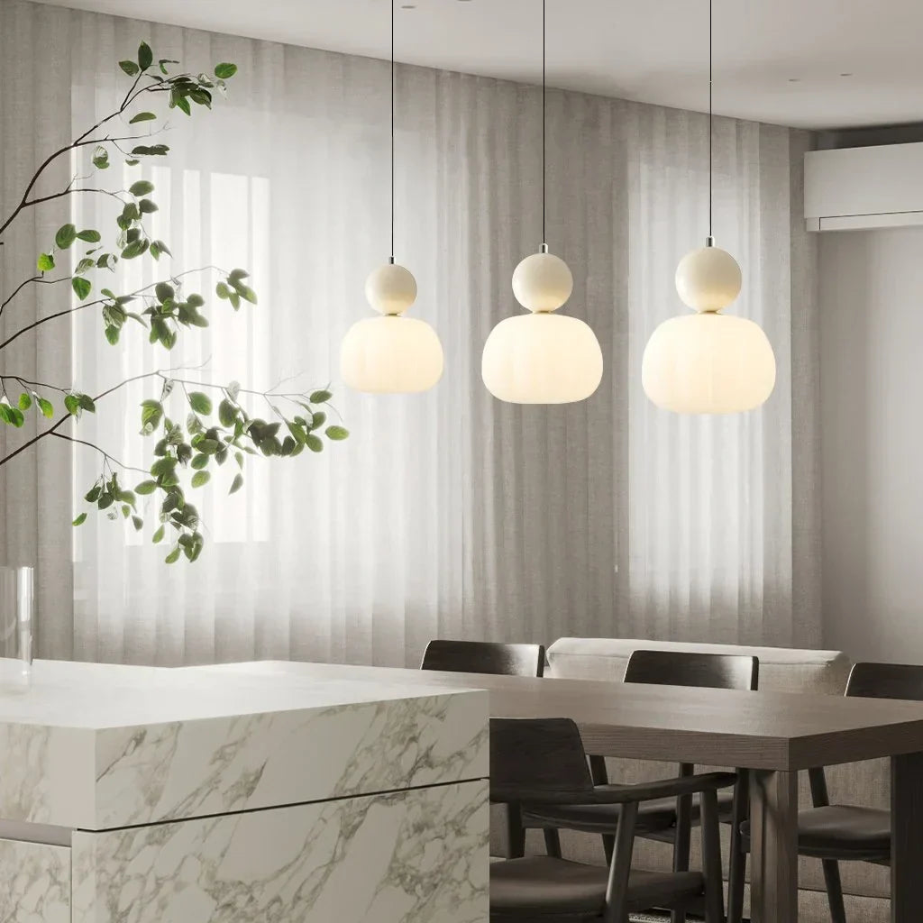 Elegant Hængelampe i Cremefarvet Art Deco Stil