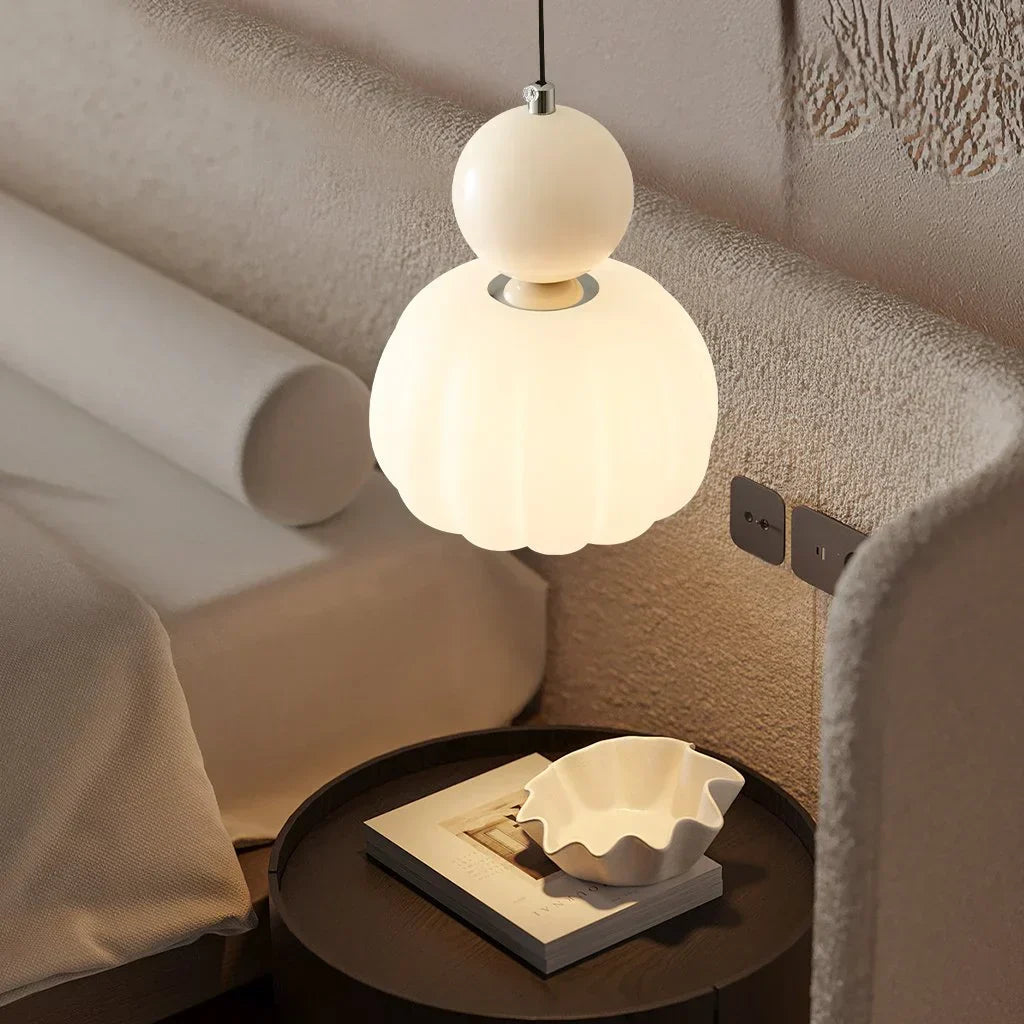 Elegant Hængelampe i Cremefarvet Art Deco Stil