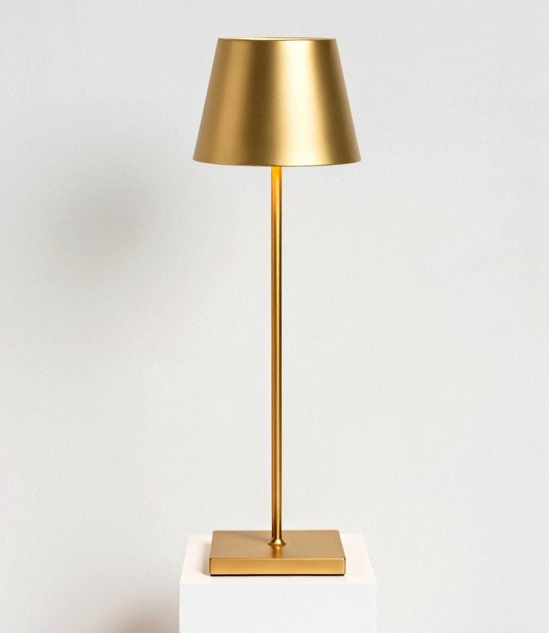 Minimalistisk Høj Bordlampe med Varmt LED Lys