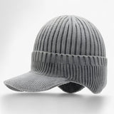 Gestrickte Wintermütze mit Schirm – warm und stilvoll für kalte Tage