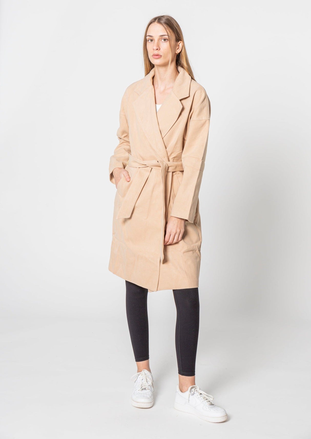 Trenchcoat i Ferskenfarve – Blød, Feminin & Stilfuld