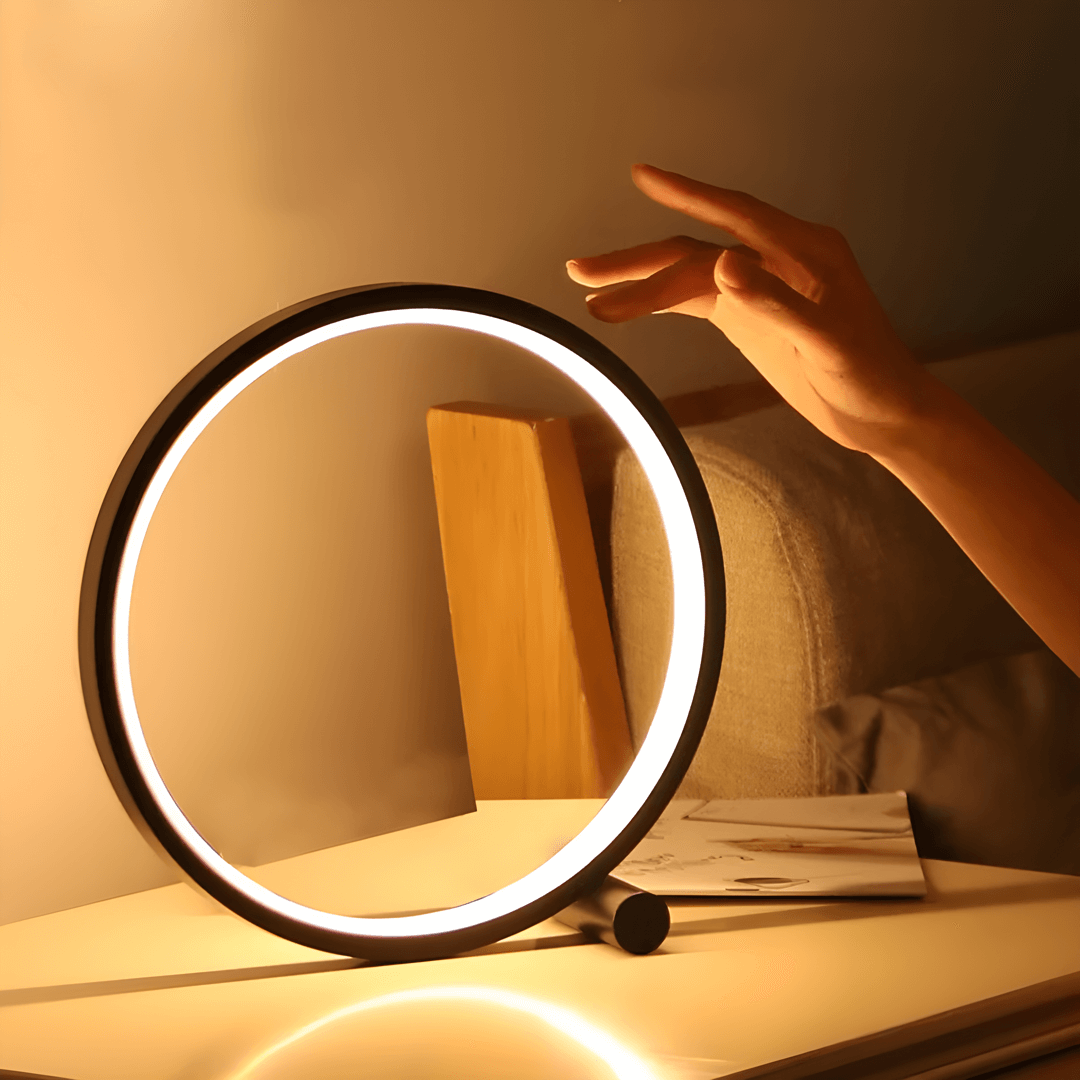 Moderne bordlampe med touch-funktionalitet og energieffektivitet