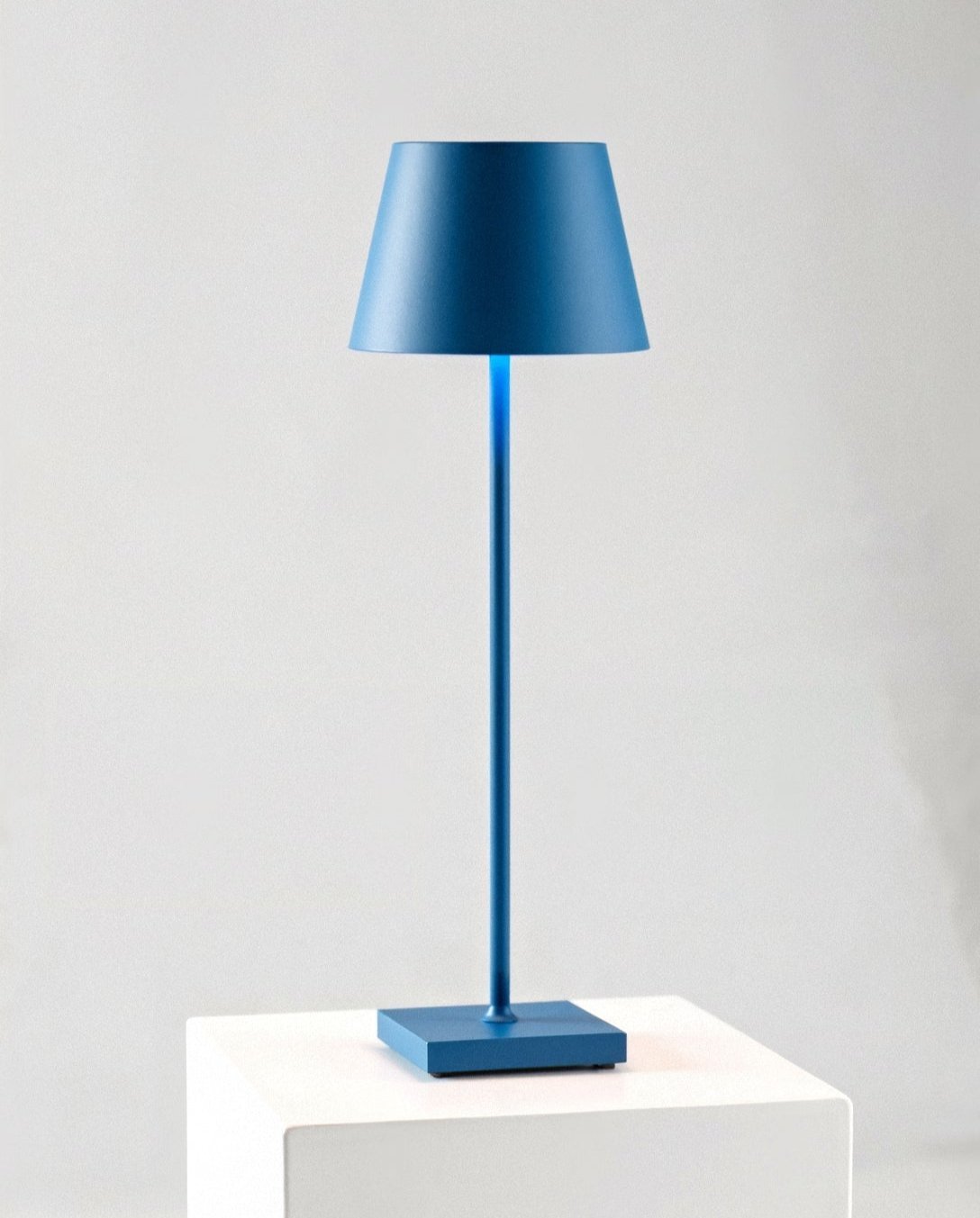 Minimalistisk Høj Bordlampe med Varmt LED Lys