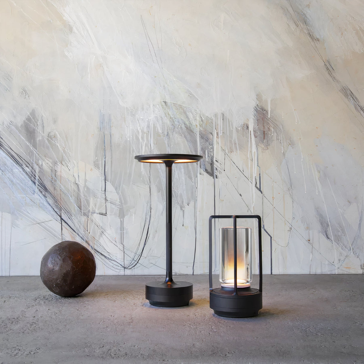 Minimalistisk Bordlampe med Varmt Lys og Elegant Design