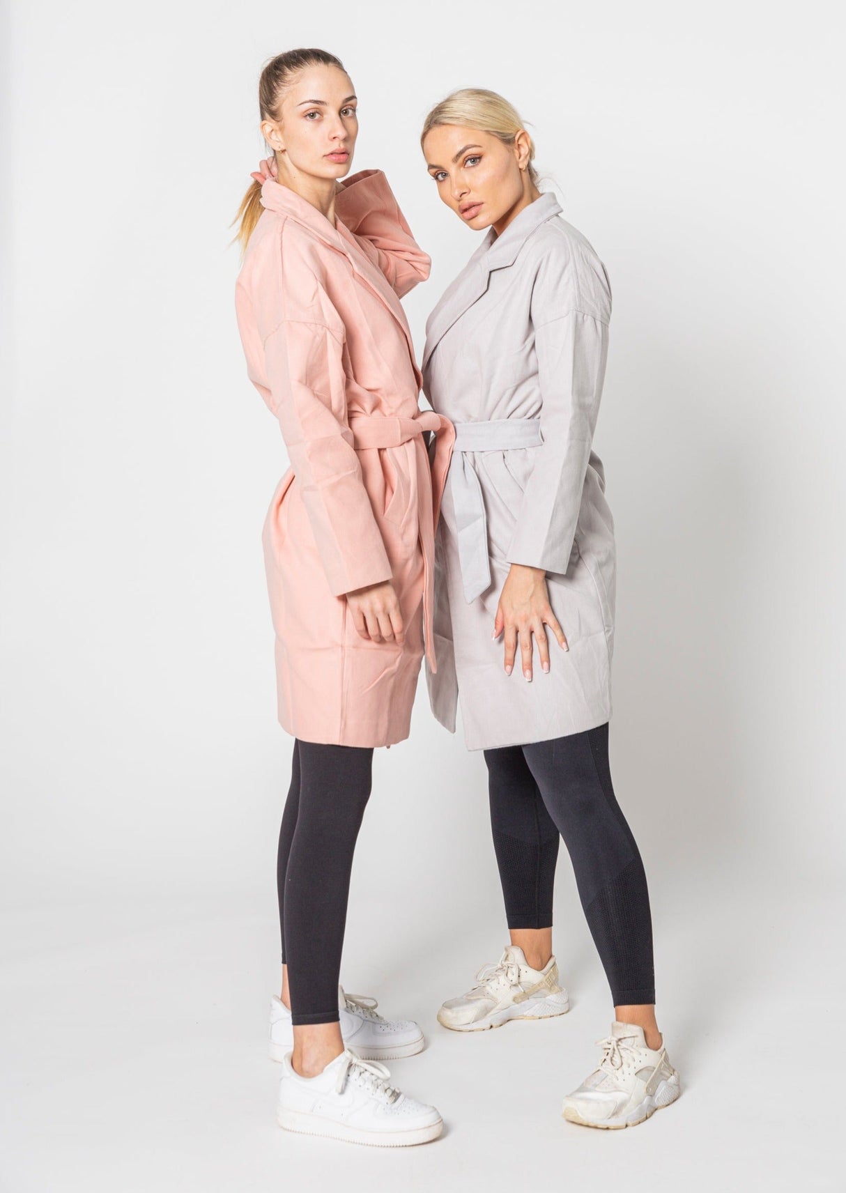 Trenchcoat i Ferskenfarve – Blød, Feminin & Stilfuld