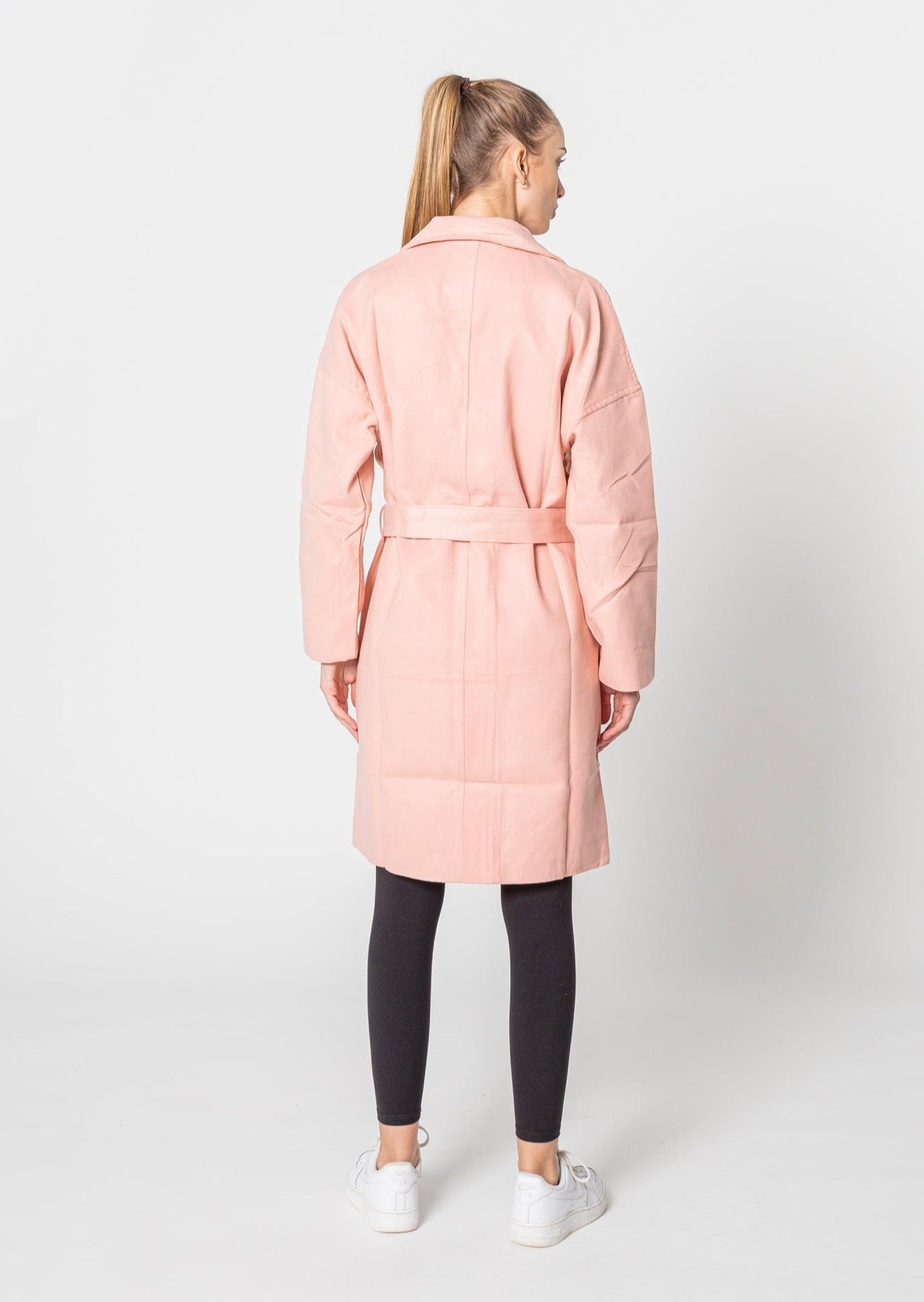 Trenchcoat i Ferskenfarve – Blød, Feminin & Stilfuld