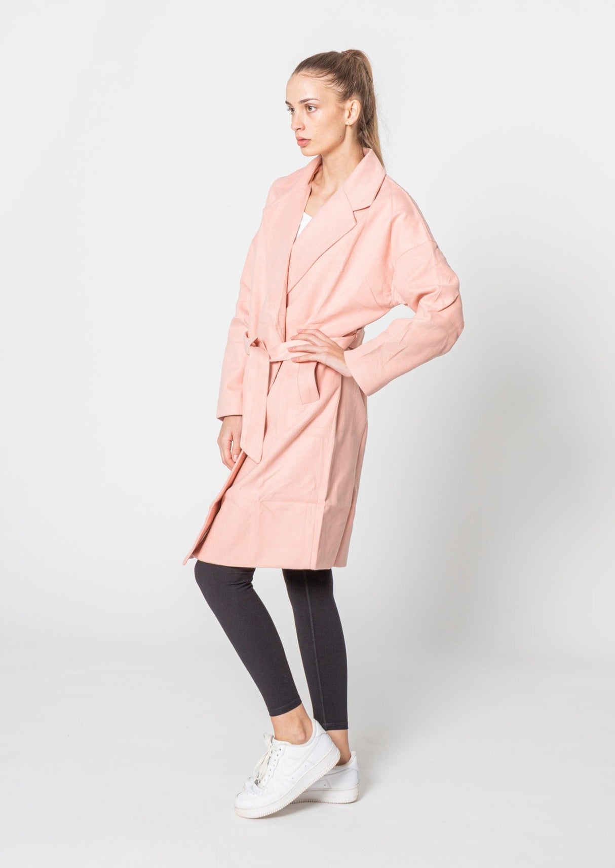Trenchcoat i Ferskenfarve – Blød, Feminin & Stilfuld