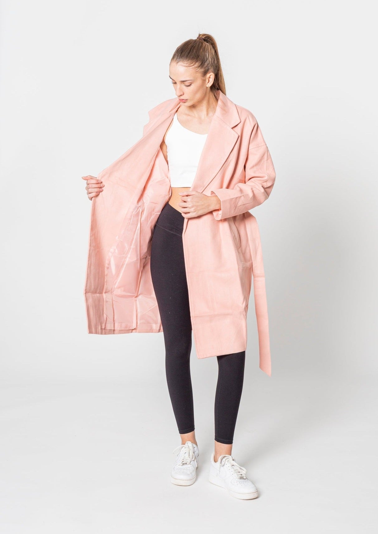 Trenchcoat i Ferskenfarve – Blød, Feminin & Stilfuld