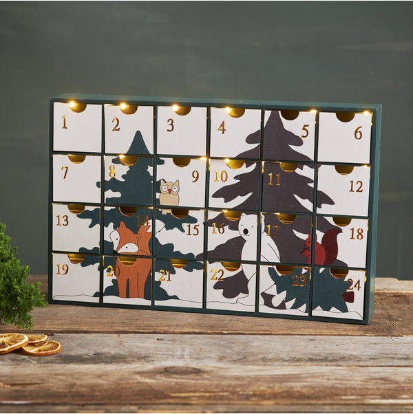 Dekorativer Adventskalender mit Fächern und Winterdesign