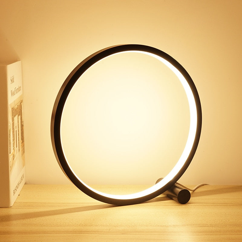 Moderne bordlampe med touch-funktionalitet og energieffektivitet