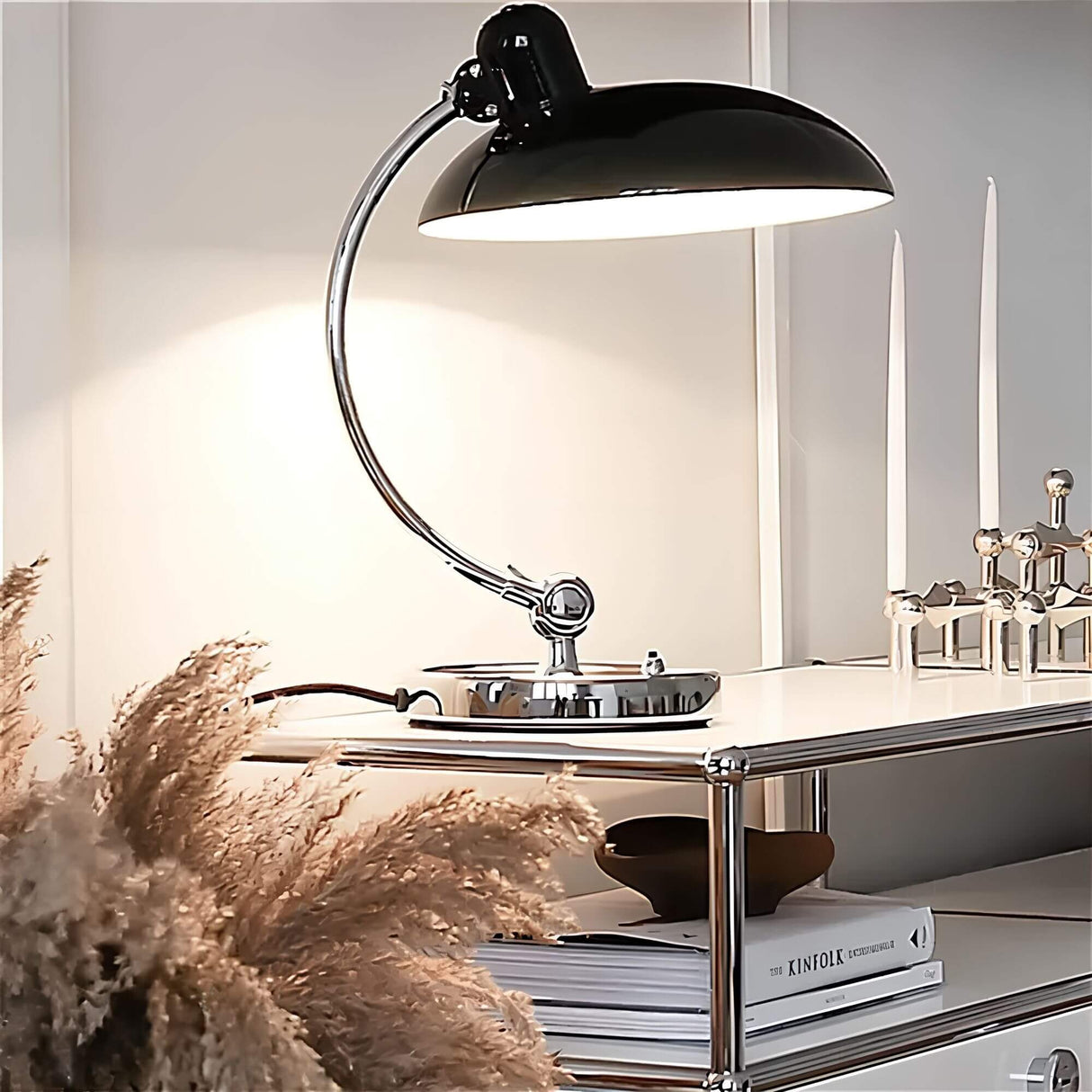 Minimalistisk Bordlampe - Skandinavisk Design og Varmt Lys