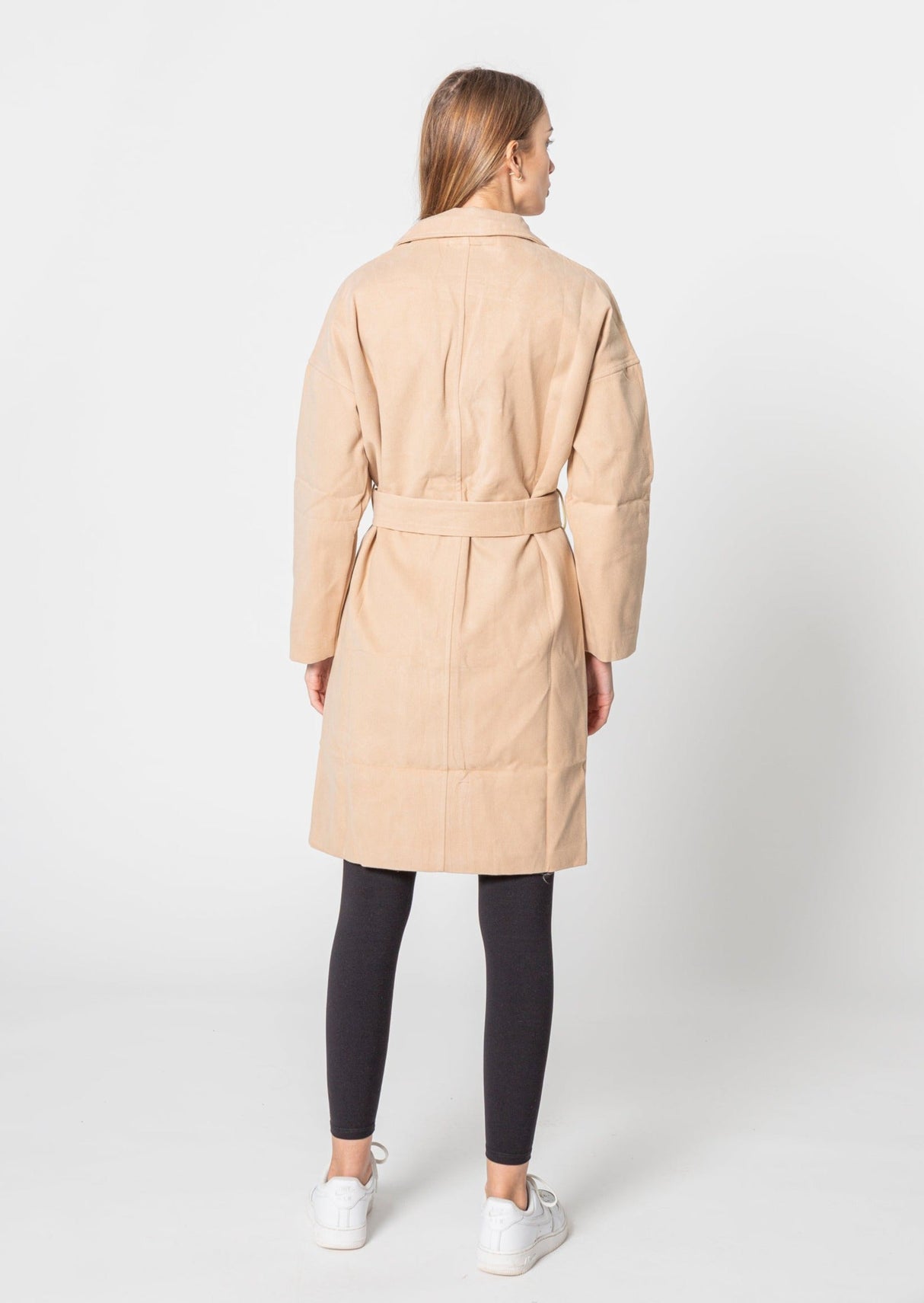 Trenchcoat i Ferskenfarve – Blød, Feminin & Stilfuld