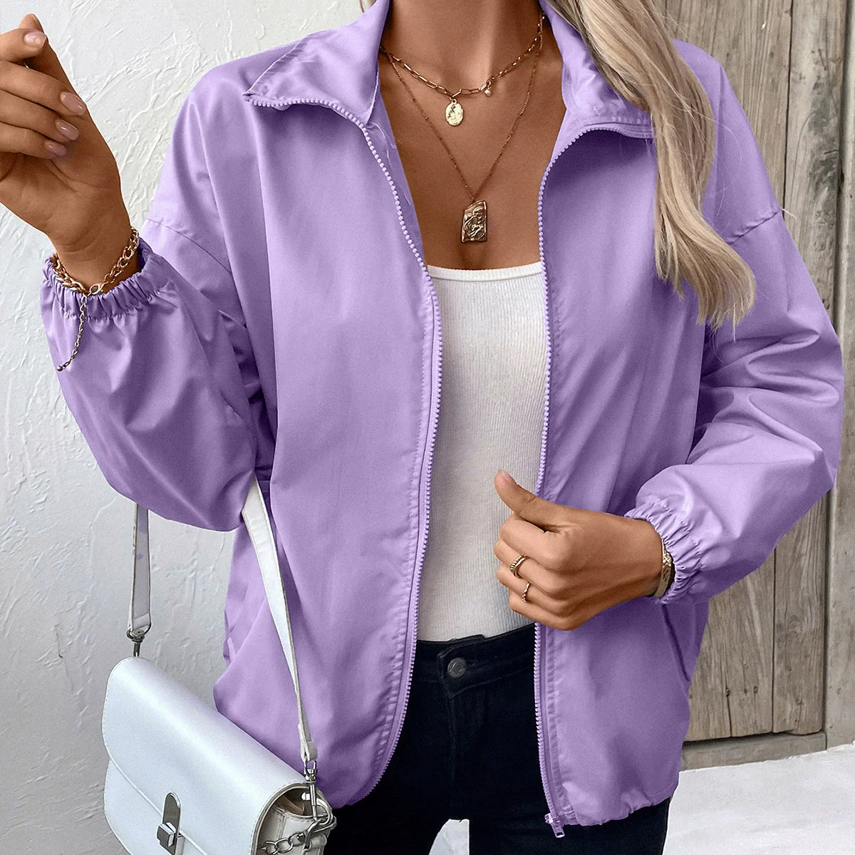 Dame letvægts vandafvisende jakke med lynlås og lommer – hoftelængde