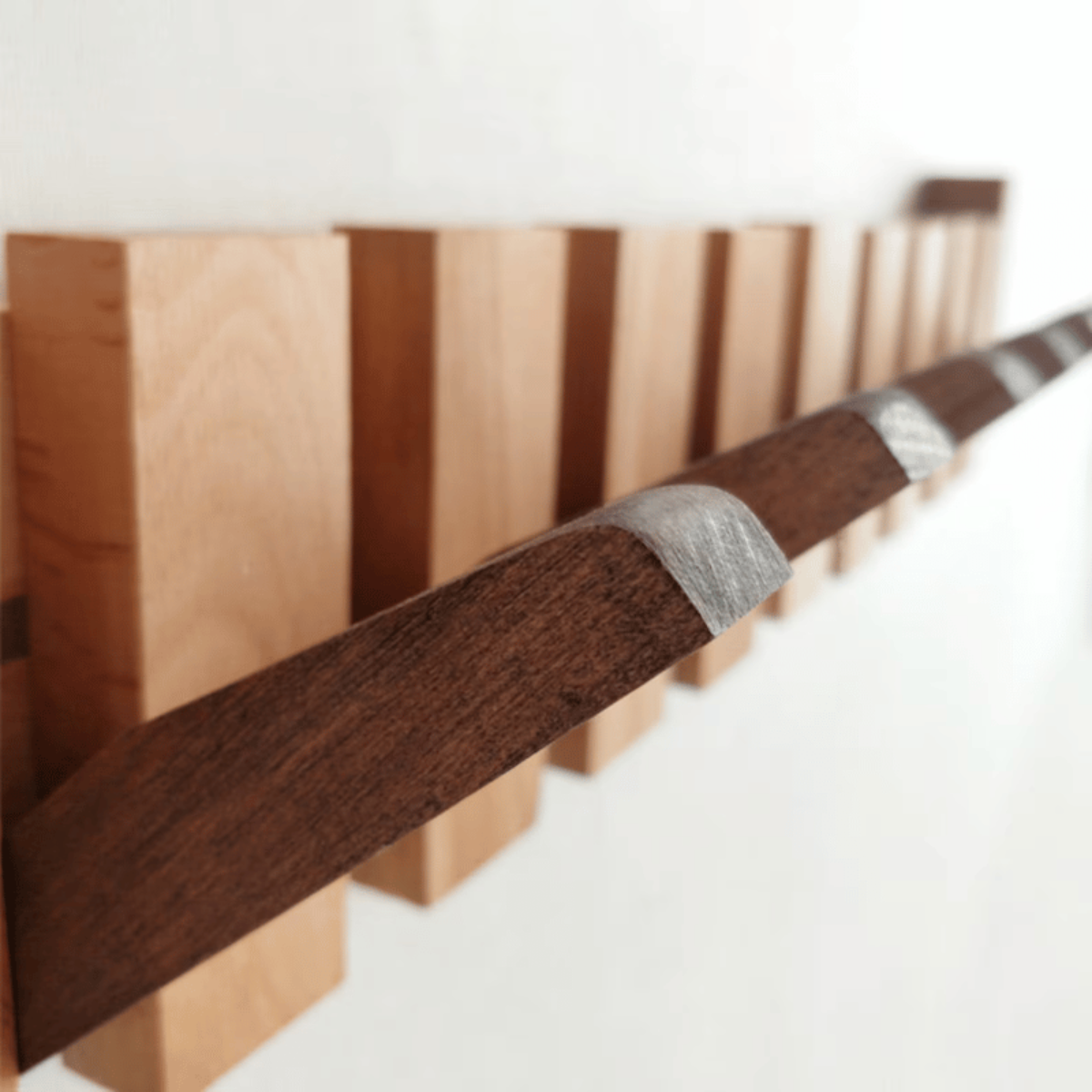 Træknagerække med Magnetiske Kroge og Klavertangent Design