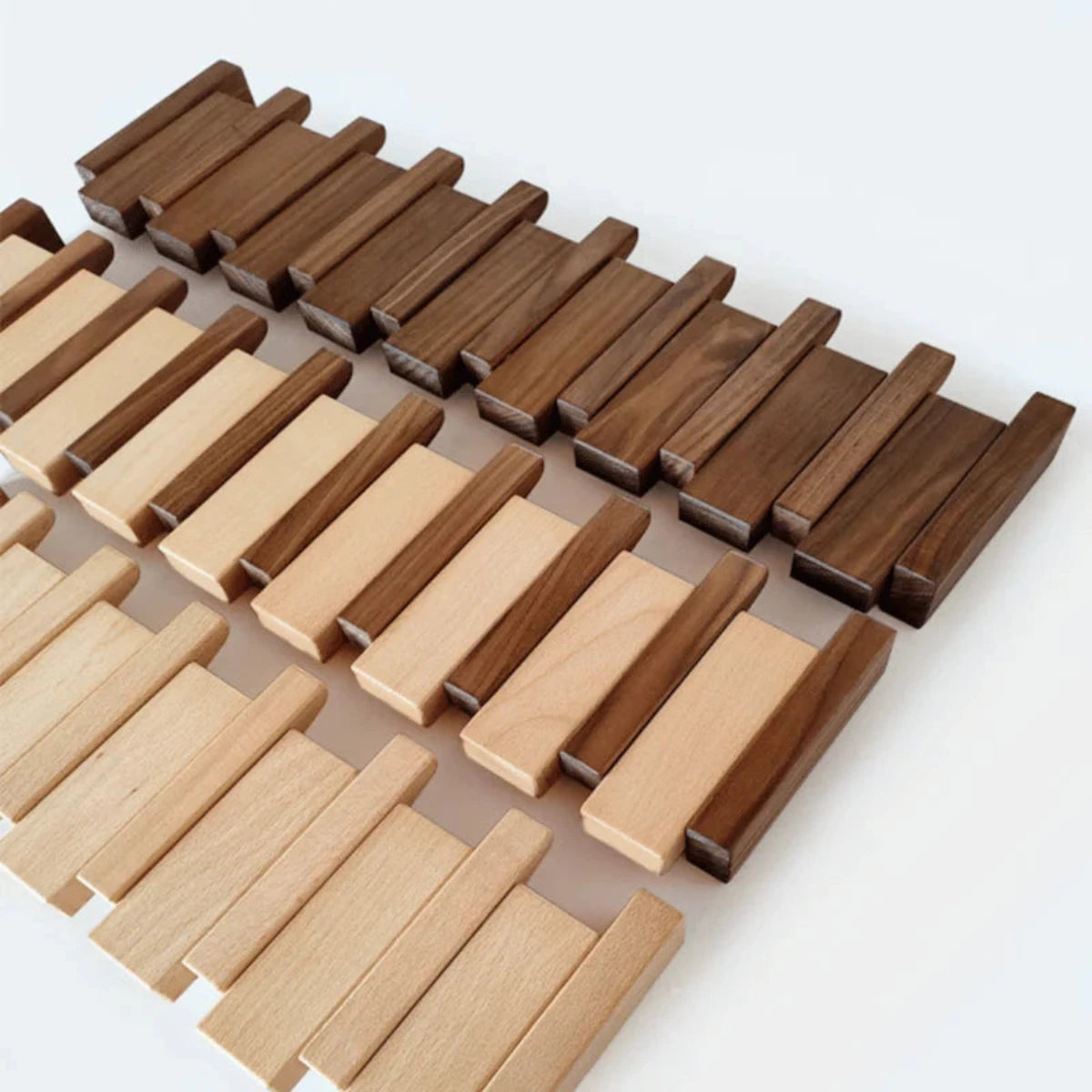 Træknagerække med Magnetiske Kroge og Klavertangent Design