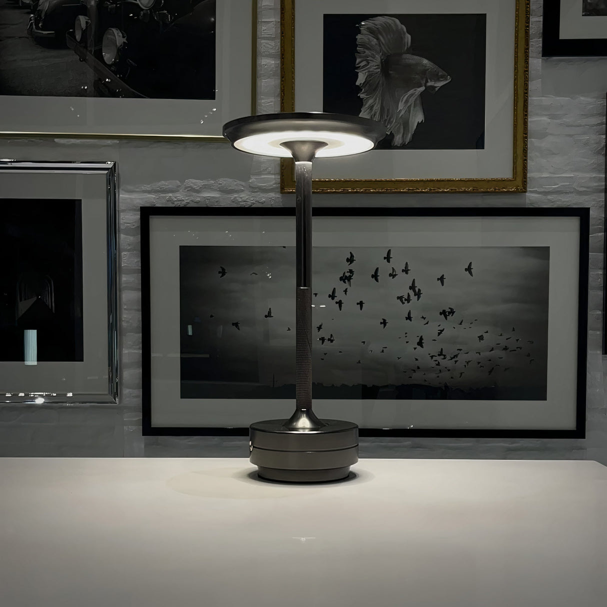 Minimalistisk Bordlampe med Varmt Lys og Elegant Design