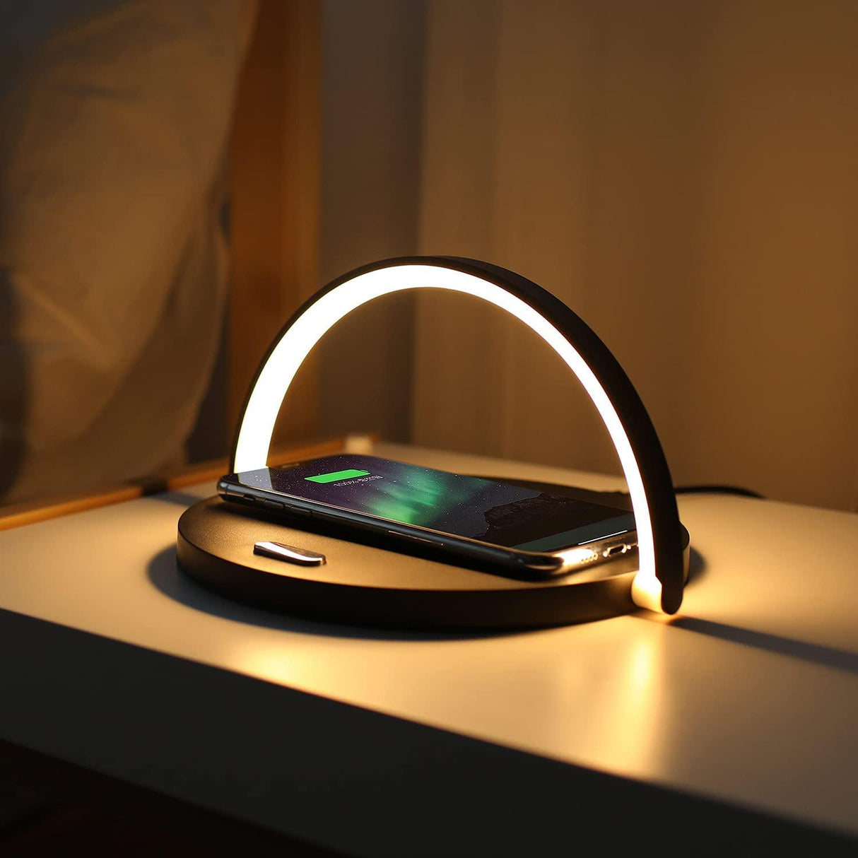 PowerHub - 3-i-1 trådløs oplader, telefonholder og bordlampe
