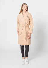 Trenchcoat i Ferskenfarve – Blød, Feminin & Stilfuld