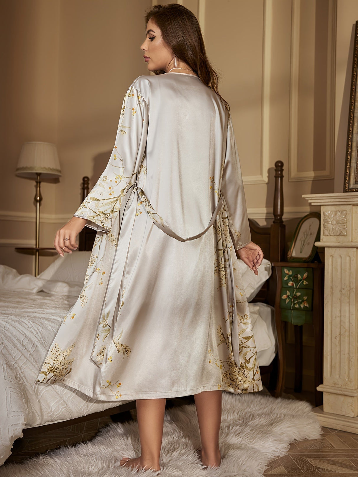 Satin Pyjamasæt med Blomsterprint, Badekåbe og Cami Kjole