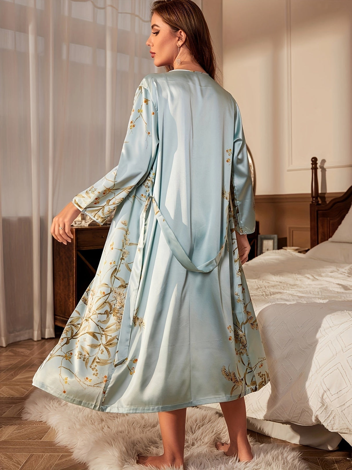 Satin Pyjamasæt med Blomsterprint, Badekåbe og Cami Kjole