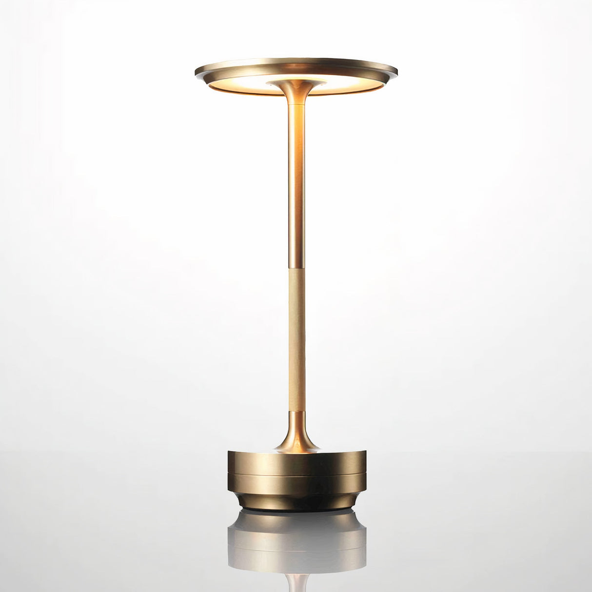 Minimalistisk Bordlampe med Varmt Lys og Elegant Design